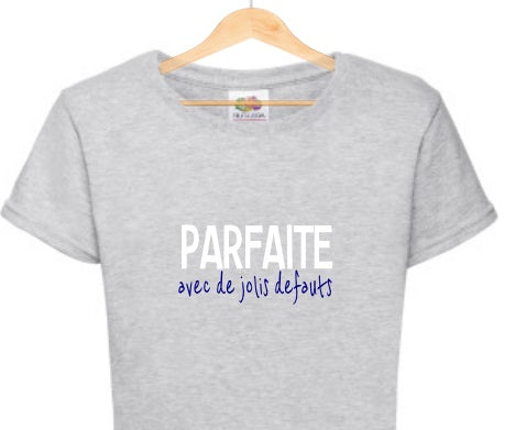 T-shirt "Parfaite avec de Jolis Défauts" - Cadeau Femme Humour et Autodérision